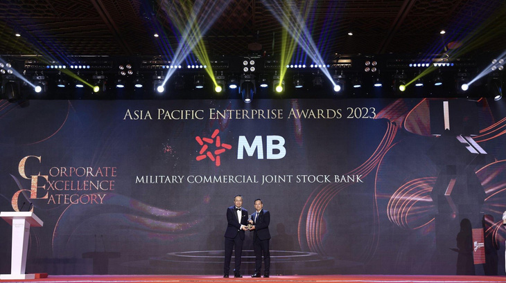 Đại diện MB nhận giải thưởng Doanh nghiệp xuất sắc châu Á 2023