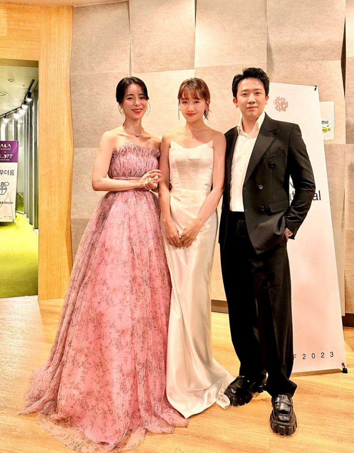 Vợ chồng Hari Won - Trấn Thành chụp ảnh cùng &quot;ác nữ màn ảnh&quot; Lim Ji Yeon.