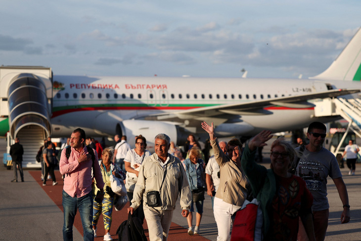 Công dân Bulgaria được sơ tán khỏi Israel ngày 8-10 - Ảnh: REUTERS
