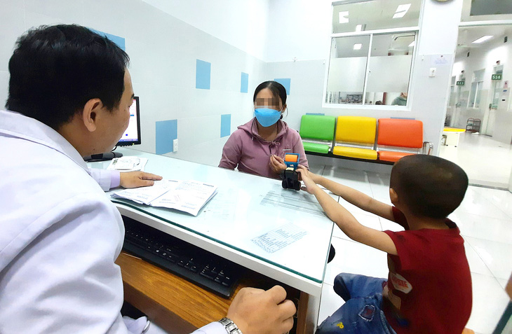 Phụ huynh đưa con đến phòng khám tâm lý tại Bệnh viện Nhi đồng 2 (TP.HCM) để được các bác sĩ, chuyên viên tâm lý tư vấn thăm khám và điều trị  - Ảnh: THU HIẾN