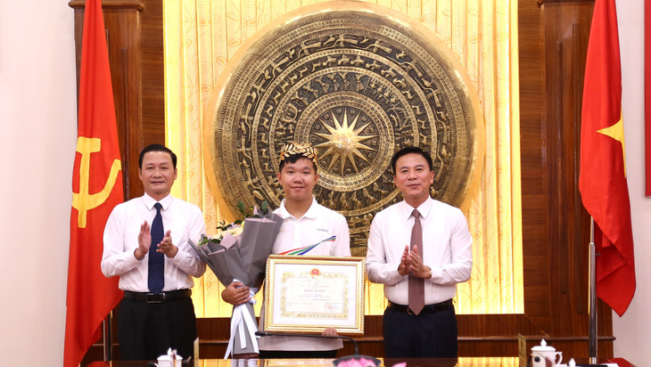 Lãnh đạo Tỉnh ủy, UBND tỉnh Thanh Hóa trao bằng khen và phần thưởng cho em Lê Xuân Mạnh - Ảnh: HÀ ĐỒNG