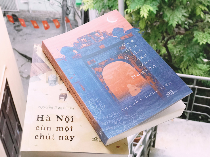 Hai cuốn sách mới nhất của nhà văn, nhà báo Nguyễn Ngọc Tiến - Ảnh: ĐẬU DUNG