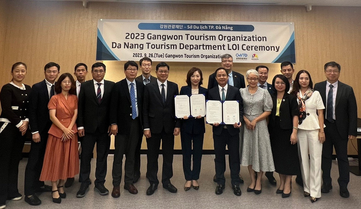 Lễ ký kết Ý định thư hợp tác giữa Sở Du lịch TP Đà Nẵng và Cục Du lịch tỉnh Gangwon, trong chuyến làm việc của đoàn lãnh đạo TP Đà Nẵng tới tỉnh Gangwon, Hàn Quốc, tháng 9-2023 - Ảnh: FAD
