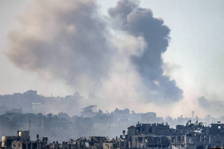 Khói bốc lên từ khu vực bị Israel tấn công ở Gaza ngày 31-10 - Ảnh: REUTERS