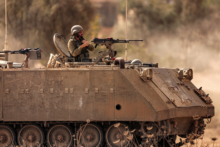Binh lính Israel di chuyển tại biên giới với Dải Gaza ngày 31-10 - Ảnh: AFP