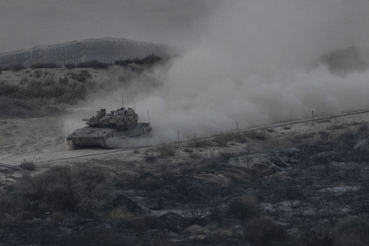 Xe tăng Israel di chuyển gần biên giới với Gaza ngày 31-10 - Ảnh: AFP