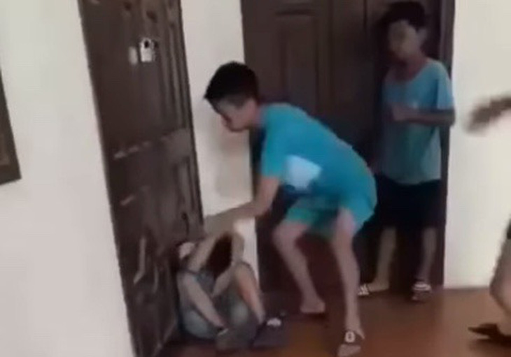 Nhóm nam sinh vừa đánh hội đồng bạn vừa quay clip xảy ra tại huyện Thạch Thất, Hà Nội - Ảnh cắt từ clip