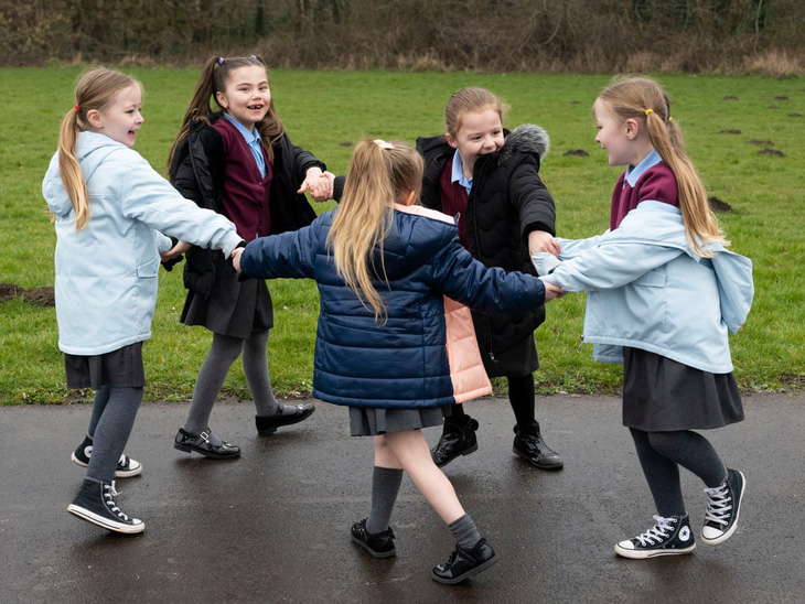 Trẻ em vui chơi ở Wales. Ảnh: Getty Images