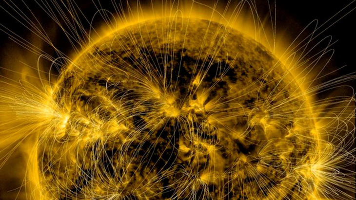 Trong quá trình đạt cực đại Mặt trời, các đường sức từ bị rối lên, tạo ra nhiều vết đen, quầng sáng và phóng thích khối lượng vành nhật hoa - Ảnh: NASA