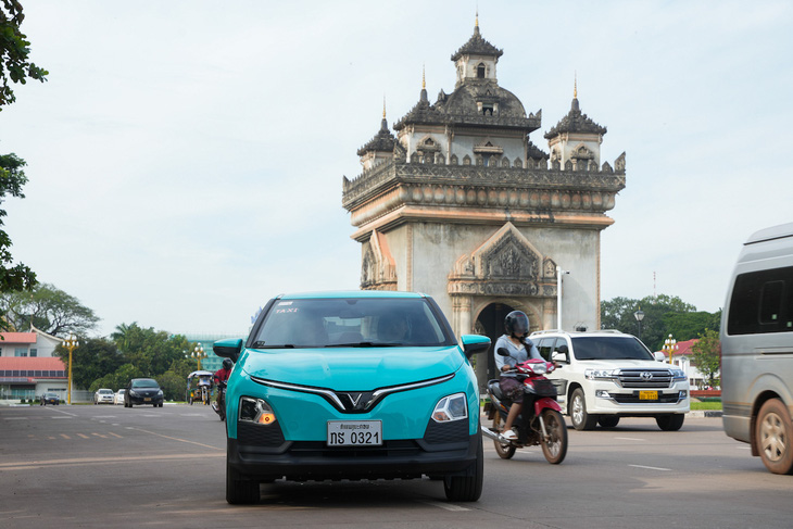 Dàn taxi điện Xanh SM sắp lăn bánh tại thủ đô Viêng Chăn (Lào). Ảnh: Đ.H