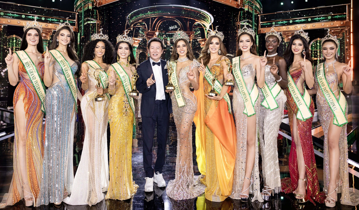 Ông Nawat Itsaragrisil và top 10 Miss Grand International 2023 - Ảnh: VIẾT QUÝ TEAM