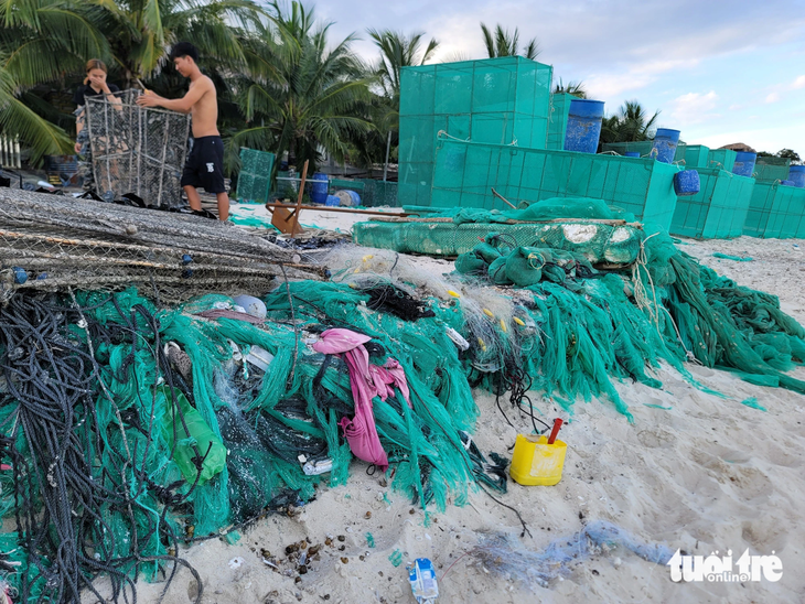 Đủ loại rác thải như nhựa, lưới... chất thành đống tại bãi biển thuộc thôn Bình Lập - Ảnh: TRẦN HƯỚNG
