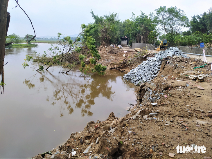 Sạt lở nghiêm trọng tại bờ sông ở thị xã Hồng Lĩnh làm trôi hơn 1.500m3 đất, đá đã đe dọa hệ thống cống Trung Lương và Di tích văn hóa Đền Cả - Ảnh: LÊ MINH
