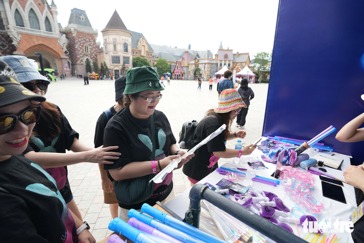 Người hâm mộ mua đồ dùng cổ vũ tại Lễ hội âm nhạc 8Wonder tại TP Nha Trang (Khánh Hòa) có sự góp mặt của Charlie Puth - Ảnh: THẾ KIỆT