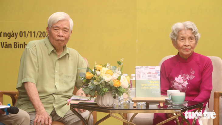 Từ trái qua: cựu phóng viên Nguyễn Đình Thịnh và cựu biên tập viên, phóng viên Trần Thị Vinh - Ảnh: THÁI THÁI