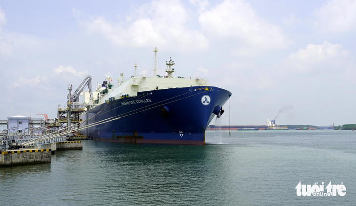 Tàu chở những tấn LNG đầu tiên nhập khẩu về Việt Nam tại Bà Rịa - Vũng Tàu - Ảnh: ĐÔNG HÀ 