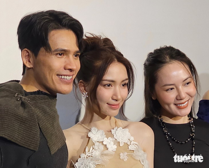 Quốc Thiên cùng hai đồng nghiệp thân thiết Hòa Minzy và Phương Linh tại sự kiện ra mắt MV của anh hôm 1-11 - Ảnh: MI LY