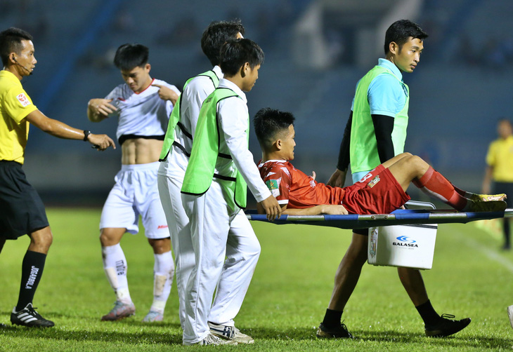 Cầu thủ Đồng Nai liên tục được khiêng ra khỏi sân nhiều lần khiến trận đấu thường xuyên bị cắt vụn - Ảnh: QUANG THỊNH  