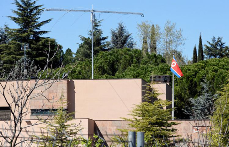 Quang cảnh bên ngoài tòa nhà Đại sứ quán Triều Tiên ở Madrid, Tây Ban Nha trong ảnh chụp vào ngày 27-3-2019 - Ảnh: EPA