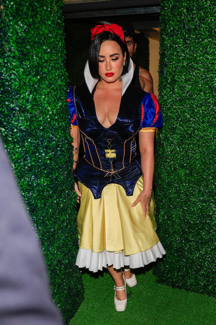 Demi Lovato cosplay thành công chúa Bạch Tuyết phiên bản cực gợi cảm