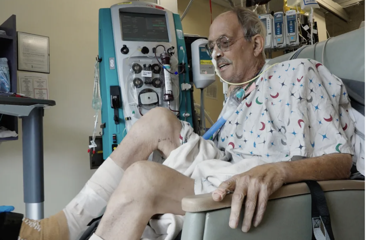 Ông Faucette tập vật lý trị liệu tại Bệnh viện Maryland vào ngày 18-10 - Ảnh: CNN