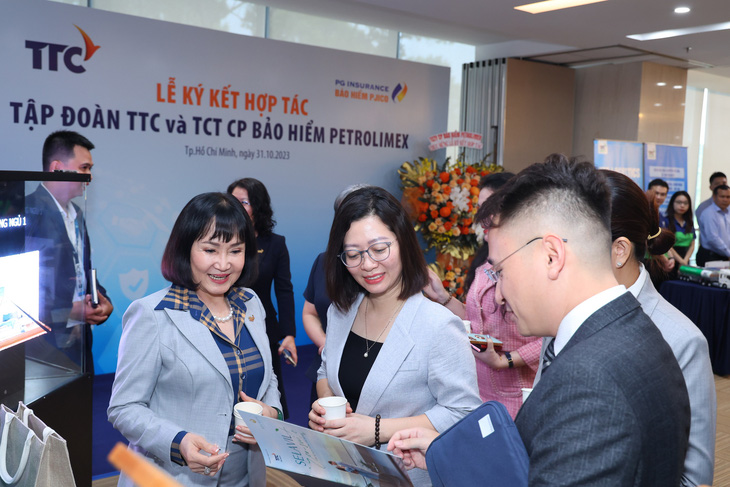 Bà Huỳnh Bích Ngọc - phó chủ tịch thường trực, tổng giám đốc Tập đoàn TTC - giới thiệu những sản phẩm - dịch vụ của TTC đến PJICO - Ảnh: Đ.H.