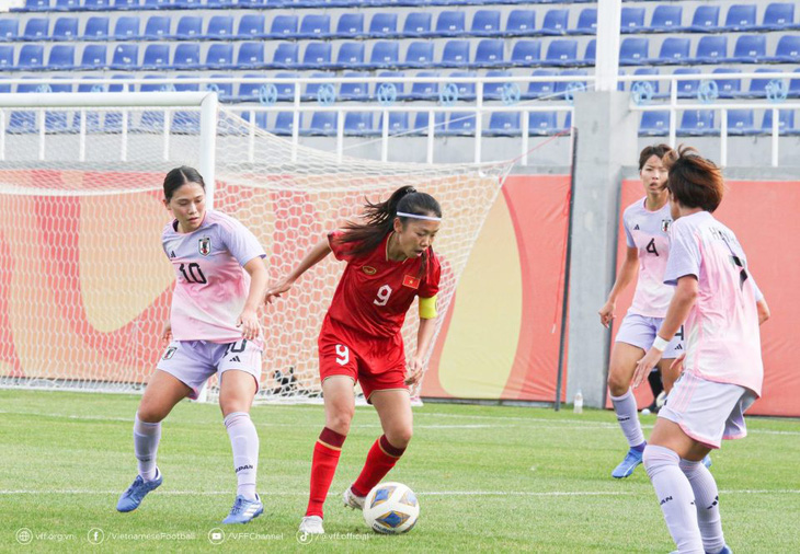 Đội tuyển nữ Việt Nam (áo đỏ) trong trận thua Nhật Bản 0-2 - Ảnh: VFF