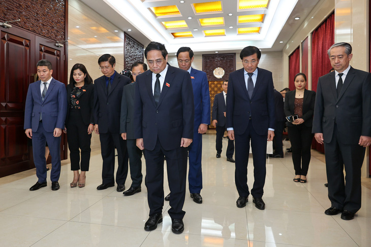 Thủ tướng Phạm Minh Chính dẫn đầu đoàn đại biểu tới viếng nguyên Thủ tướng Lý Khắc Cường - Ảnh: VGP