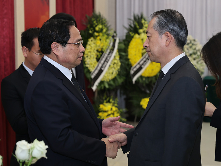Thủ tướng chia buồn cùng Đại sứ đặc mệnh toàn quyền Cộng hòa nhân dân Trung Hoa tại Việt Nam Hùng Ba - Ảnh: VGP