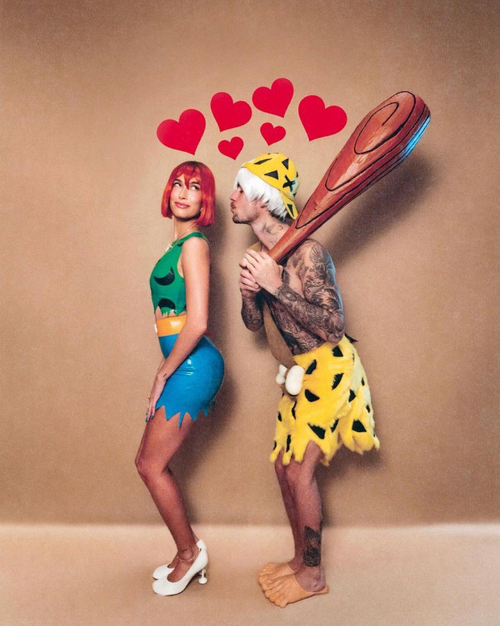 Justin Bieber và Hailey Baldwin vô cùng hào hứng khi rủ nhau cosplay thành người thời tiền sử, lấy cảm hứng từ bộ phim The Flintstones nổi tiếng được ra rạp từ năm 1994.