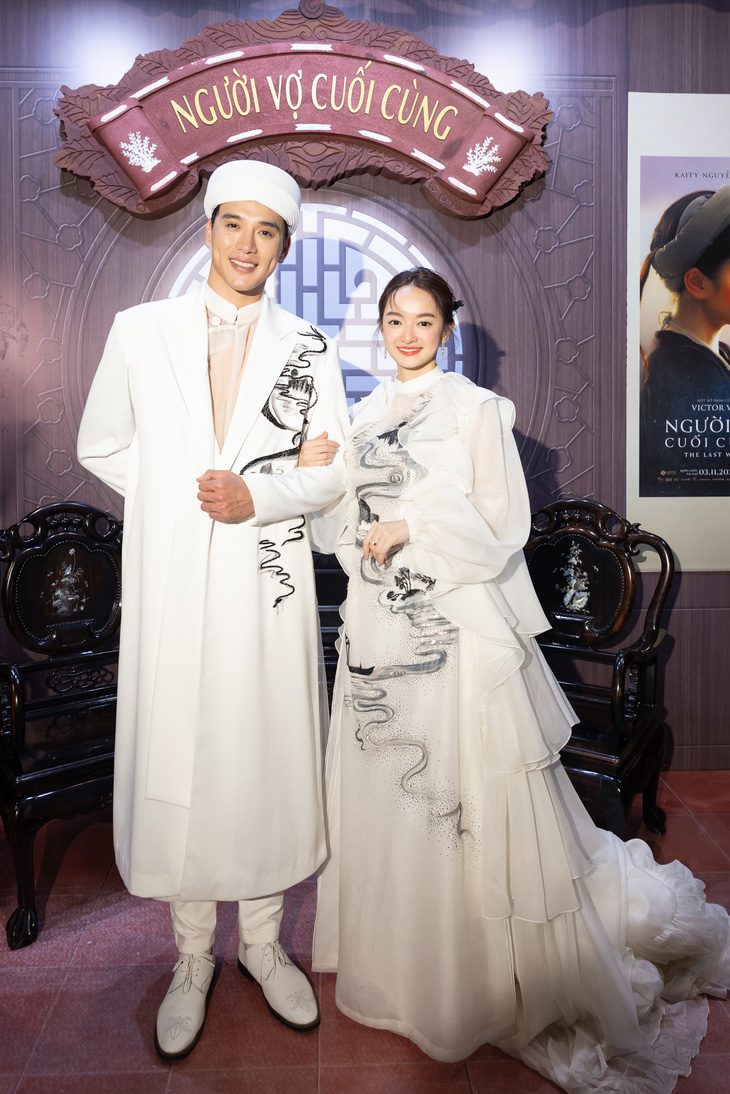 Thuận Nguyễn và Kaity Nguyễn mặc trang phục đồng điệu khi ra mắt phim