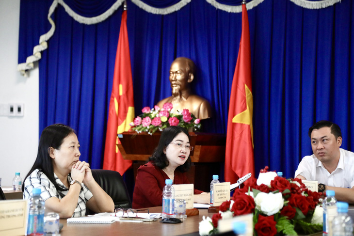 Bà Nguyễn Kim Loan (giữa) - chủ tịch Liên đoàn Lao động tỉnh Bình Dương - trao đổi tại cuộc họp - Ảnh: N.K.