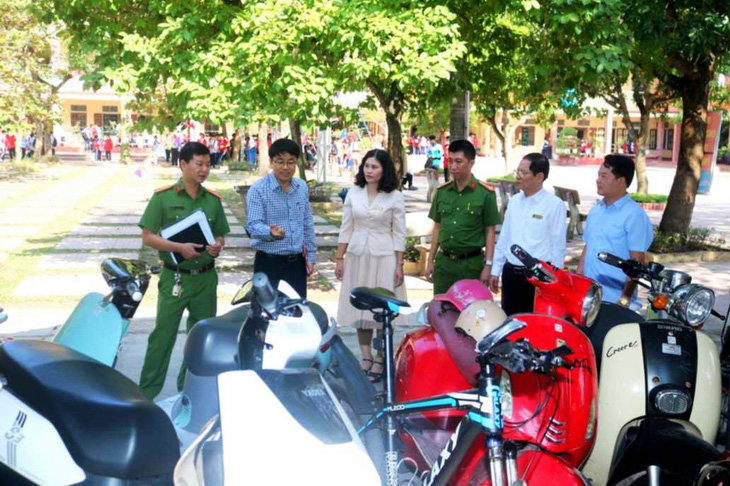 Đoàn cán bộ kiểm tra lán xe Trường THCS Hoàng Văn Thụ ngày 31-10, tại đây có nhiều học sinh vẫn đi xe máy điện tới trường - Ảnh: K.LINH