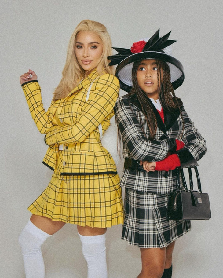 Kim Kardashian và con gái đầu lòng Clueless cùng nhau hóa thân thành nhân vật điện ảnh trong Clueless một cách đầy ăn ý để cùng nhau đón Halloween