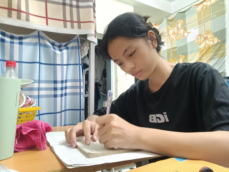 Tân sinh viên Lương Bùi Phương Linh học bài tại ký túc xá Trường đại học Nông Lâm TP.HCM - Ảnh: L.P.