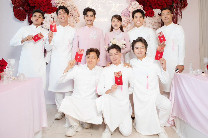 Nhiều sao Việt như Trường Giang, Thúy Ngân, Duy Khánh, Anh Tú, Song Luân… cũng có mặt chúc mừng hạnh phúc cho diễn viên Chạy đi rồi tính.