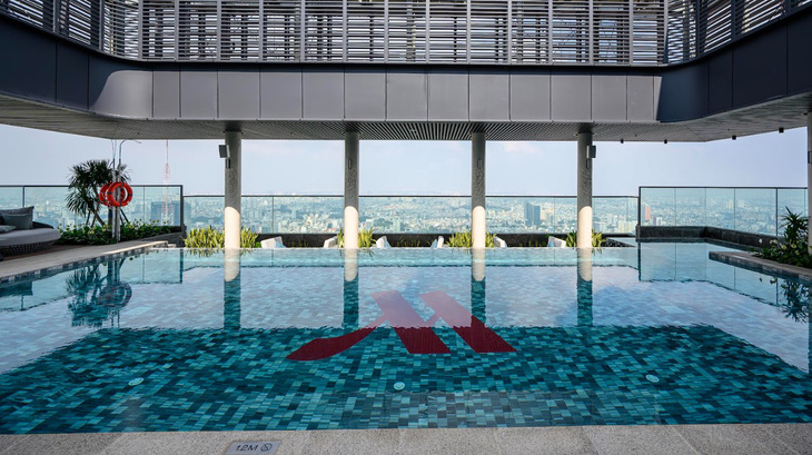 Không gian như resort tại tòa Lake dự án Grand Marina, Saigon, với hồ bơi ngoài trời 143m2 cùng Sun Lounge tắm nắng chuẩn Marriott