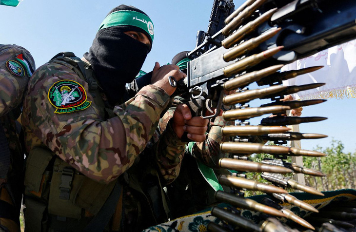 Binh sĩ Hamas duyệt binh ngày 19-7-2023, nhằm kỷ niệm cuộc chiến hồi năm 2014 với Israel - Ảnh: REUTERS