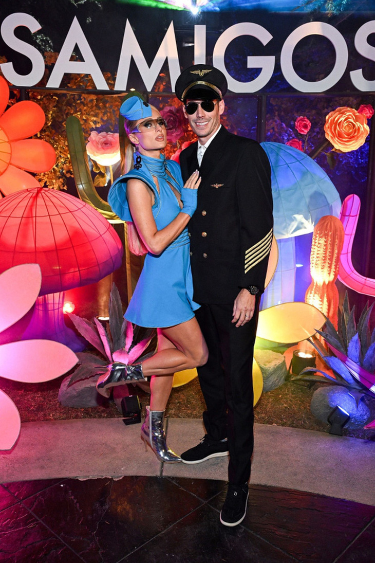 Paris Hilton và ông xã Carter Reum tiếp tục đầu tư cho outfit trẩy hội Halloween khi hóa thân thành phiên bản tiếp viên hàng không của &quot;công chúa nhạc pop&quot; trong MV Toxic được phát hành từ năm 2009