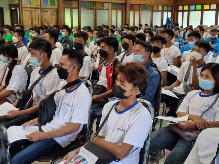 Công nhân Myanmar đã có thị thực chờ tại Bộ Lao động ở Tak để được đào tạo làm việc tại Thái Lan trước khi nhận giấy phép lao động.Ảnh: bangkokpost.com