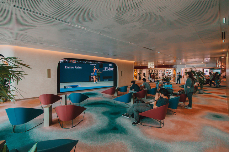Tại khu vực quá cảnh, nhà ga có bố trí thêm khu vực nghỉ ngơi TV Lounge với ghế ngồi thoải mái và một màn hình LED cỡ lớn - Ảnh: Changi Airport