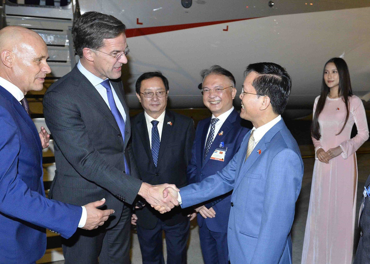 Thứ trưởng Bộ Ngoại giao Hà Kim Ngọc đón Thủ tướng Hà Lan Mark Rutte tại sân bay Nội Bài - Ảnh: TTXVN