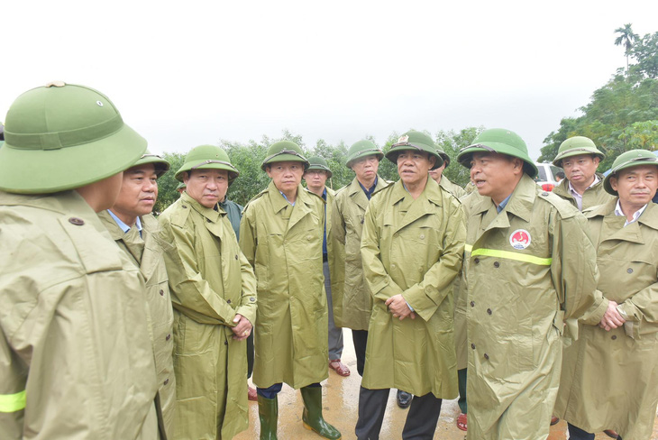 Đoàn đến kiểm tra công trình đập Tắt (huyện Hương Khê) và nghe báo cáo nhanh về tình hình mưa lũ, thực trạng hồ đập trên địa bàn - Ảnh: C.HÀ