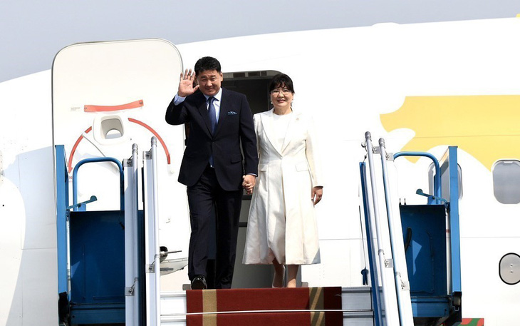 Tổng thống Mông Cổ bắt đầu chuyến thăm cấp nhà nước Việt Nam