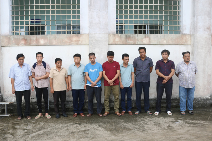 Công an bắt giam 10 người liên quan sai phạm dự án Trung tâm hành chính huyện U Minh Thượng - Ảnh: VĂN VŨ