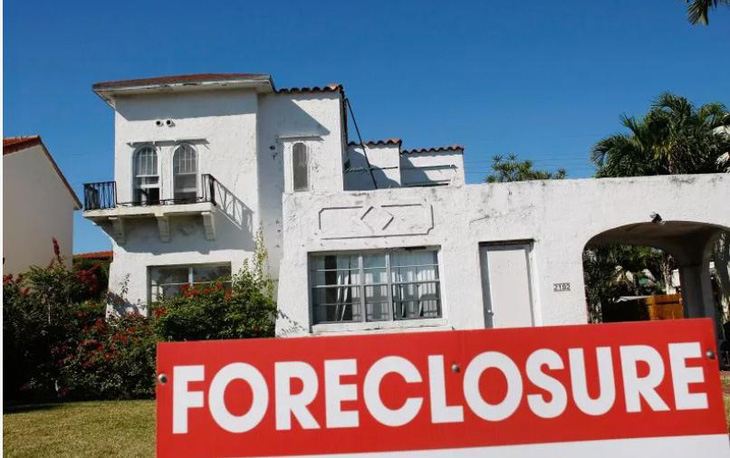 Một tấm biển tịch thu nhà trước một ngôi nhà ở Miami Beach, Florida - Ảnh: NEWSWEEK