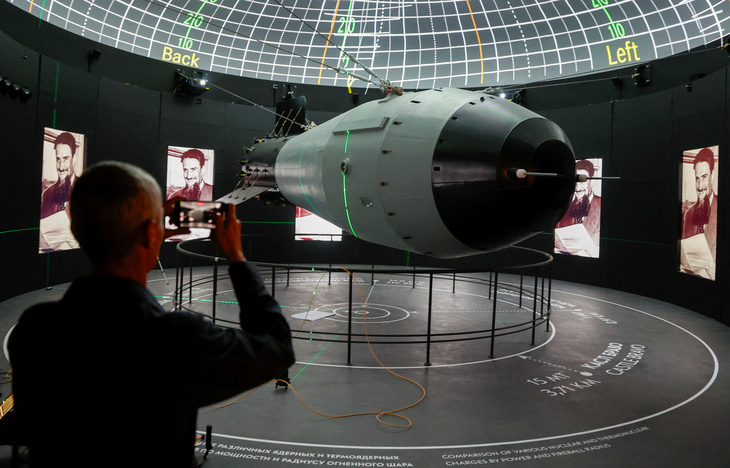 Bom Tsar Bomba (Bom Sa Hoàng) - vũ khí hạt nhân lớn nhất, mạnh nhất từng được kích nổ trong lịch sử nhân loại - đang được trưng bày tại triển lãm về vũ khí ở thủ đô Matxcơva - Ảnh: REUTERS