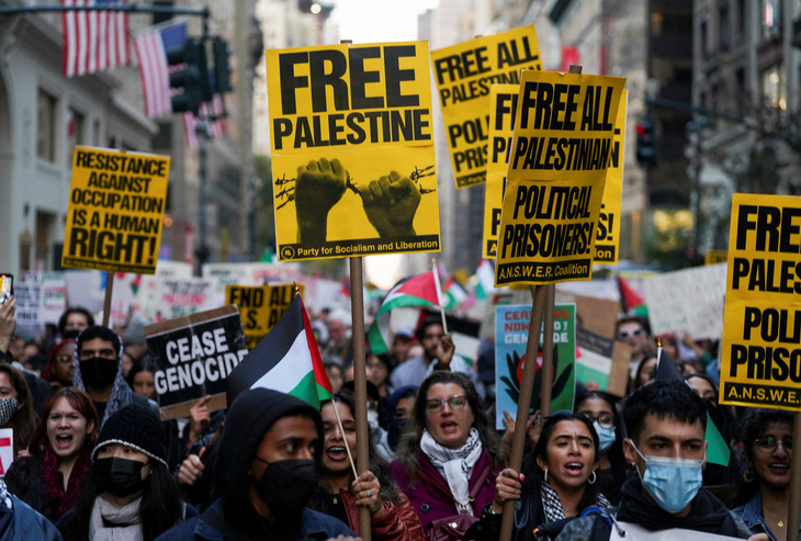 Dòng người tuần hành ở thành phố New York (Mỹ) hôm 9-11 để ủng hộ người Palestine tại Dải Gaza - Ảnh: REUTERS