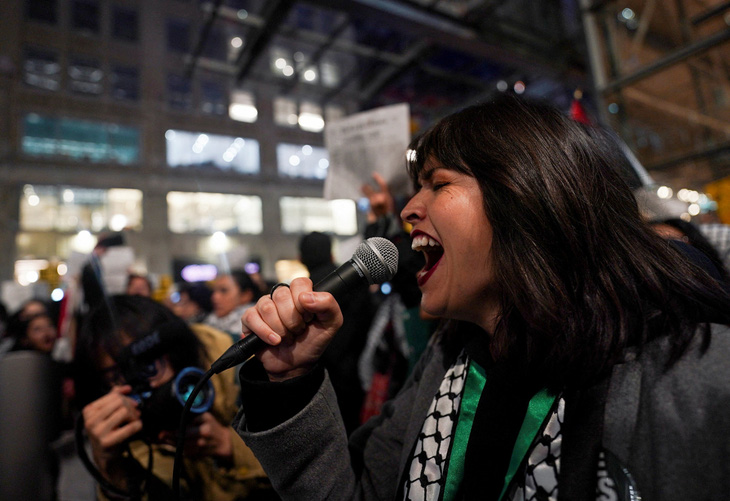 Người biểu tình ủng hộ Palestine tụ tập trước tòa soạn báo New York Times ở thành phố New York, Mỹ, ngày 9-11 - Ảnh: REUTERS