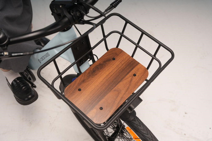 Giỏ xe phía trước rộng rãi, phần dưới được lót gỗ cao cấp, vừa hợp thời trang vừa mang lại giá trị ứng dụng cao - Ảnh: ADO E-bike